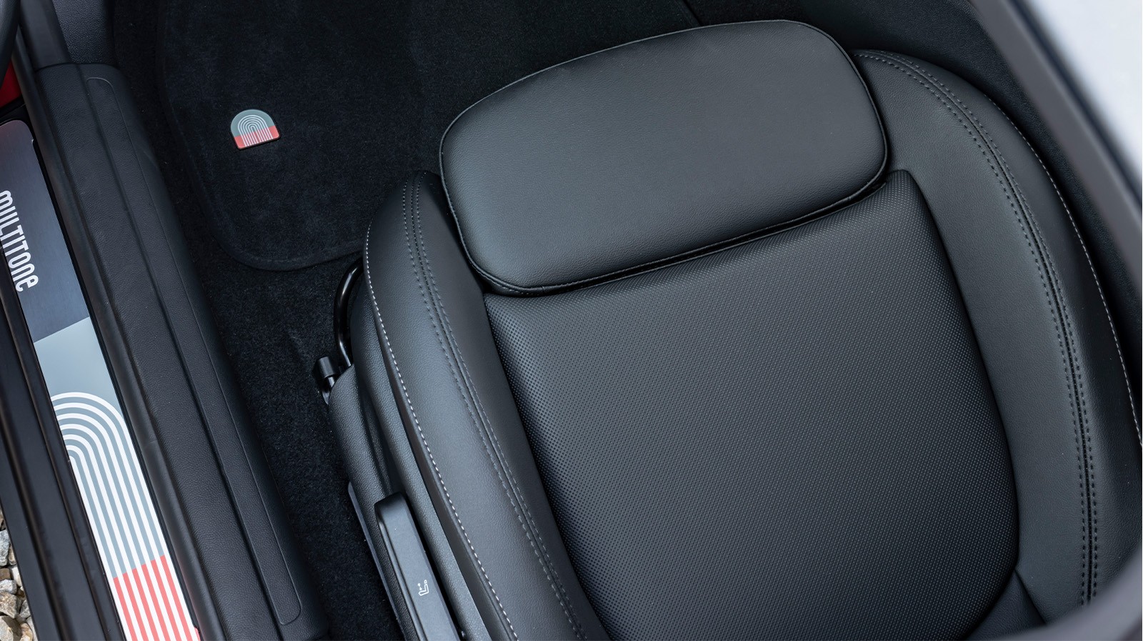 카본 블랙 인조가죽 스포츠 시트.